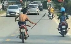 Triệu tập thanh niên cầm dao tự chế, điều khiển xe bằng chân trên QL2