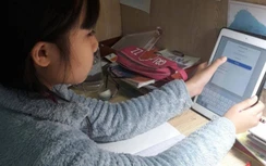 Ngày đầu đi làm sau Tết, bố mẹ nháo nhác gửi con, chật vật kèm học Zoom