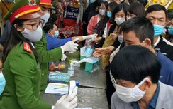 Khách nườm nượp cầu tài lộc, đền Ông Hoàng Mười "lập chốt" trước chính điện