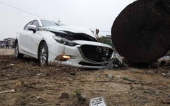 Video TNGT 19/2: Ô tô nát đầu, nổ túi khí do đâm trúng khúc gỗ bên đường