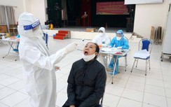 Cận cảnh đông đảo người dân chờ xét nghiệm Covid-19 ở Thủ đô