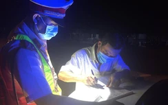 Tài xế, phụ xe đến gặp CSGT Bình Thuận giải quyết vi phạm bị đưa đi cách ly