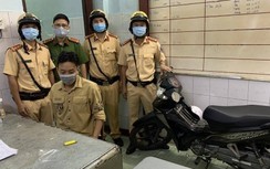 Thanh niên 9X say xỉn, "ôm" gói nylon nghi chứa ma túy bị CSGT "sờ gáy"