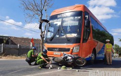 Xe khách tông xe máy, một người đàn ông tử vong, một người nguy kịch