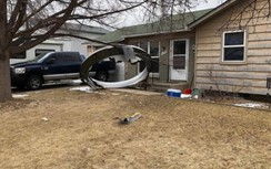 Video toàn cảnh vụ máy bay Boeing gặp sự cố, mảnh vỡ rơi xuống nhà dân