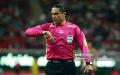 Cầu thủ ngỡ ngàng vì bị trọng tài cản phá một bàn thắng mười mươi