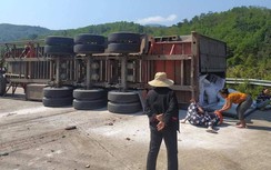 Video TNGT ngày 23/2: Xe container ôm cua lật nghiêng đè tử vong 2 người