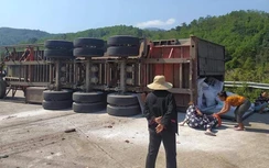 Video: Xe container lật giữa khúc cua, hai người đi xe máy tử vong