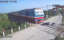 Rùng mình người đàn ông đâm cần chắn, thoát chết trước mũi tàu SE4 ở Huế