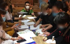 Hà Nội: Phạt 60 triệu 30 khách uống cà phê ở phố cổ không đeo khẩu trang