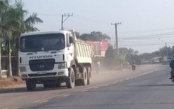 Xe ben chở đất hoành hành trên QL62, bụi mù trời, dân nín thở