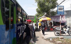 Thiếu nhà chờ xe buýt, “thượng đế” phải đón xe ở.... quán nước, gốc cây