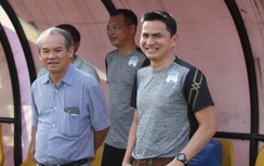 Bí ẩn nào phía sau màn "ngược dòng" của HLV Kiatisak với bầu Đức?