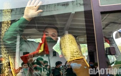 Xúc động giây phút tân binh Thủ đô bước qua "cổng vinh quang" đi nhập ngũ