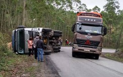 Tránh xe máy đi ngược chiều, xe đầu kéo lật nghiêng lúc lên dốc QL279