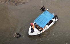 Đi mua đồ ăn sáng với cháu, người đàn ông bất ngờ leo lan can, nhảy cầu