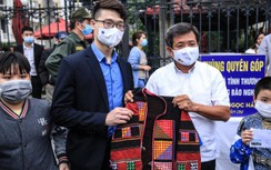 Doanh nhân mua lại áo giá 120 triệu, ông Đoàn Ngọc Hải lưu luyến cởi trao