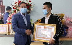 Tài xế cứu bé gái rơi từ tầng 12 nhận bằng khen của Thủ tướng