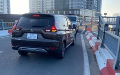 Ô tô đi ngược chiều trên cầu Thủ Thiêm bị xe cấp cứu ép quay đầu