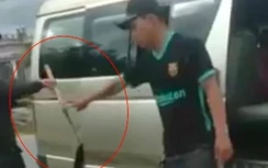 Tài xế "hổ báo" chặn đầu xe khách, cầm dao đuổi đánh tài xế khác trên đường