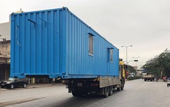 Kinh hãi container “lơ lửng” giữa đường