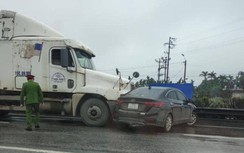 Video: Chuyển làn ẩu, xe container va chạm với ô tô con trên QL5