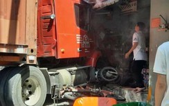 Xe đầu kéo đâm vào nhà dân, cuốn nhiều xe máy vào gầm, 1 người tử vong