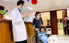 Bé gái rơi từ tầng 12 được tài xế Nguyễn Ngọc Mạnh cứu, tươi rói xuất viện