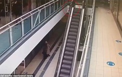 Video: Bé trai 4 tuổi bám thành thang cuốn đùa nghịch, bị rơi từ độ cao 6m