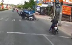 Cô gái cố vượt đèn đỏ, tông lật xe ba gác ở Bình Dương
