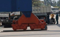 Video TNGT ngày 6/3: Xe máy chui gầm xe ben, 1 người tử vong thương tâm