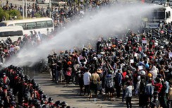 Dân Myanmar "đổ xô" đi rút tiền vì sợ hệ thống ngân hàng sụp đổ