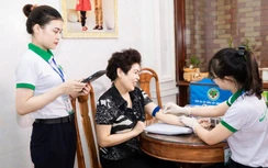 Bác sỹ Bệnh viện Đa khoa TP Vinh tận tình chăm sóc người bệnh tại nhà