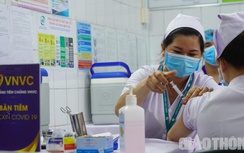 Cận cảnh mũi tiêm vắc xin Covid-19 đầu tiên tại BV Bệnh nhiệt đới TP.HCM