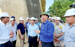 Nền đường cao tốc Cam Lộ - La Sơn thông toàn tuyến