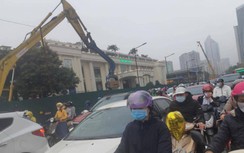 "Chật vật" lưu thông qua rào chắn hầm chui 700 tỷ trên đường Lê Văn Lương