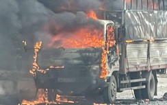 Ô tô chở hàng vạn chiếc bật lửa bốc cháy ngùn ngụt trên quốc lộ 18