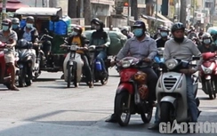 Video: Cận cảnh người lao động TP.HCM nhọc nhằn dưới nắng nóng 37 độ C