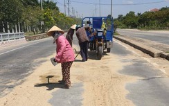 Quảng Ngãi: Cát sỏi rơi phủ mặt đường QL1, dân nơm nớp lo hiểm họa TNGT