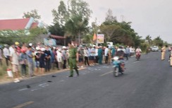 Xe máy đấu đầu ô tô trên QL1, hai người thương vong