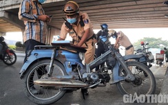 Loạt xe “mù”, xe cũ nát bị CSGT TP.HCM xử phạt