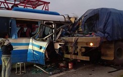 Video TNGT 16/3: Xe khách đâm đuôi xe container dừng đỗ, 2 người tử vong