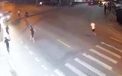 Chạy vào cửa hàng điện thoại, vẫn bị đối thủ xách mã tấu rượt chém tử vong