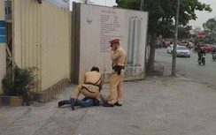 Xin bỏ qua vi phạm bất thành, tài xế say rượu đấm thẳng mặt Thượng uý CSGT