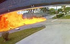 Video: Máy bay đâm vào ô tô đang chạy gây tai nạn nghiêm trọng