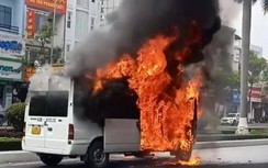 Xe tang bốc cháy ngùn ngụt giữa phố Đà Nẵng
