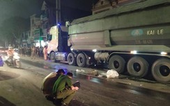 Video: Đôi nam nữ ngã vào gầm xe đầu kéo sau va chạm, 1 người tử vong