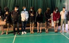 Bắt tại trận 8 hot girl cùng nhóm thanh niên đang "phê ma túy"