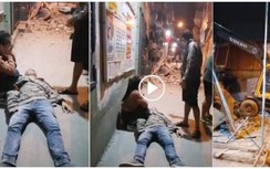 Đi xe qua nhà đang thi công, chồng bị tường đổ đè, vợ bầu may mắn thoát nạn