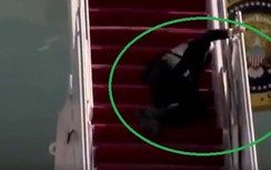 Video: Tổng thống Mỹ Joe Biden ngã 3 lần liên tiếp khi lên thang máy bay